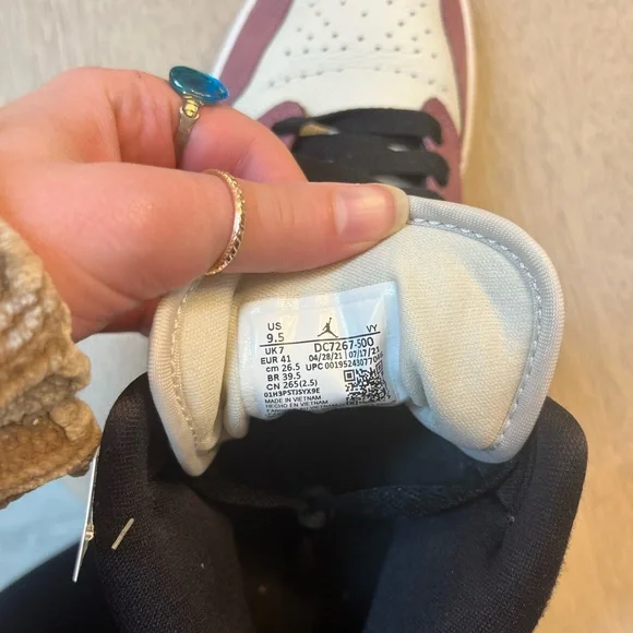 Nike Jordans High-Top Sneakers in Mauve and White - Picture 4 of 5